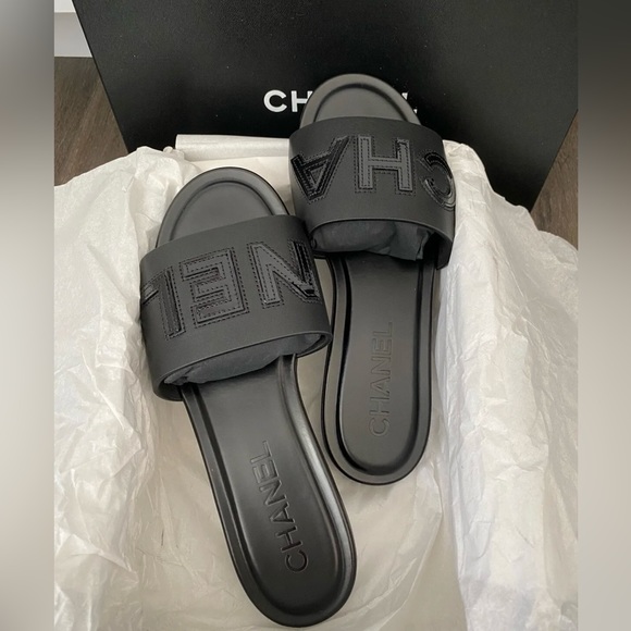 2023 CHANEL CHA NEL LOGO BLACK LEATHER FLAT SHOES SLIDES MULES - Picture 11 of 14